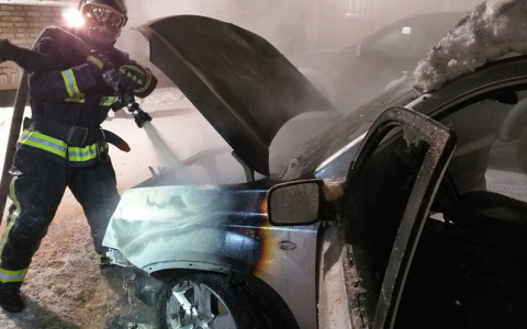 В Коми во дворе жилого дома вспыхнул автомобиль