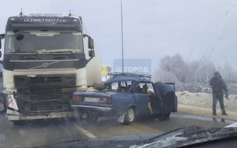 Под Сыктывкаром произошла жесткая авария между «семеркой» и фурой, есть пострадавшие (фото, видео)