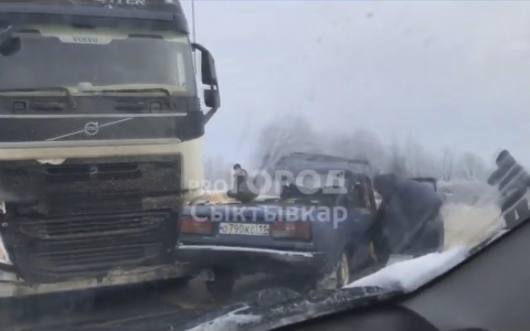 В жестком ДТП с грузовиком и «семеркой» под Сыктывкаром погиб человек