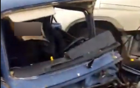 Появилось жуткое видео с места ДТП под Сыктывкаром, в котором погиб мужчина