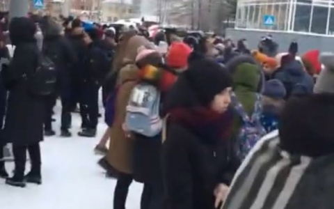 Сыктывкарцы о массовой эвакуации школ: «Даже ни одной куртки не выдали, все дети были раздеты»