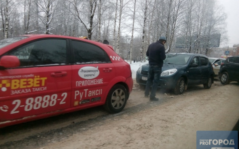 В Сыктывкаре в одном месте произошло сразу 4 ДТП: столкнулись 6 машин