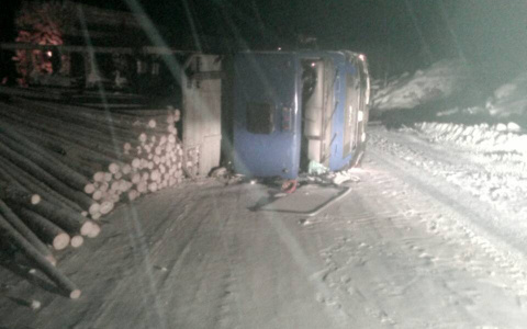 На трассе в Коми перевернулся лесовоз