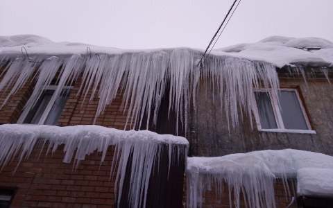 Сыктывкарка об огромной наледи на крыше: «Это кошмар, ведь там ходят дети!»