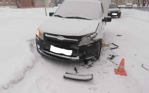 В Коми «Шевроле» не поделил дорогу с фургоном, пострадала девушка (фото)