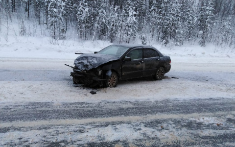 В Коми «Митсубиши» протаранил внедорожник на «встречке», три человека в больнице (фото)