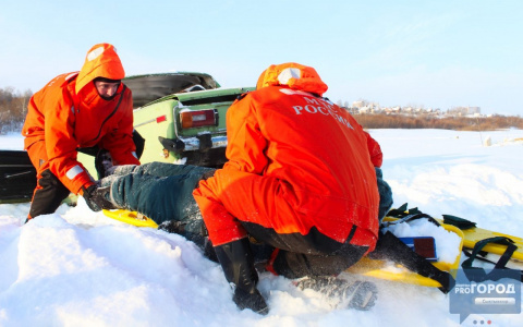 В сыктывкарском Заречье «спасли» людей, которые провалились под лед (фото)