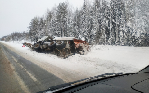 На трассе в Коми в кювет улетел снегоуборщик (фото)