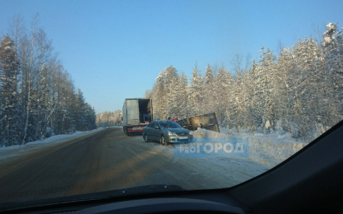 Под Сыктывкаром перевернулась фура (фото)