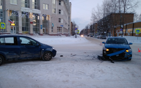 В Сыктывкаре на перекрестке столкнулись две «Хендэ», пострадал ребенок (фото)