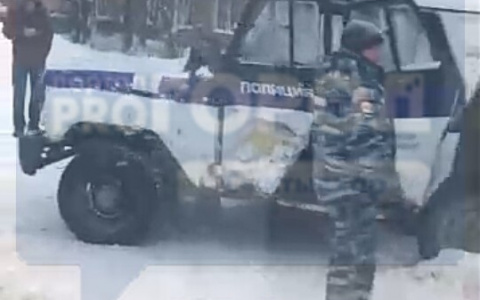 В Сыктывкаре «Нива» протаранила полицейский «УАЗ» (фото, видео)