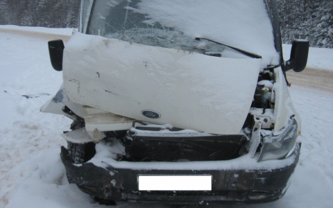 В Коми на трассе столкнулись микроавтобус и грузовик, пострадали дети