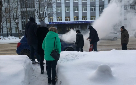 В Сыктывкаре напротив СГУ загорелась иномарка: на месте работают пожарные