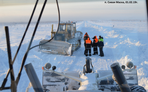 Регоператору Коми пришлось чистить снег, чтобы добраться до северного поселка