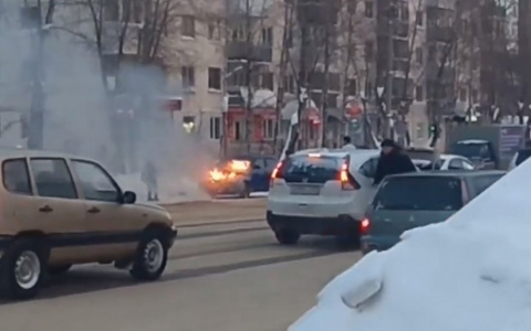 Появилось видео, как в Сыктывкаре напротив СГУ полыхала иномарка