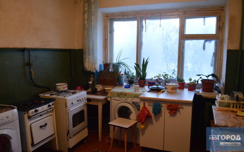 Жительница Коми поссорилась с подругой и десять раз ударила ее сковородкой