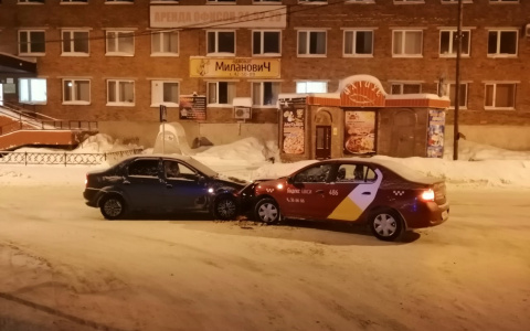 В Сыктывкаре два «Логана» не поделили дорогу, пострадал водитель