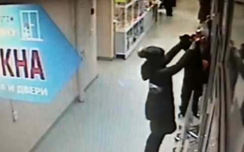 «Кража трикотажа»: сыктывкарка стащила платье с манекена (видео)