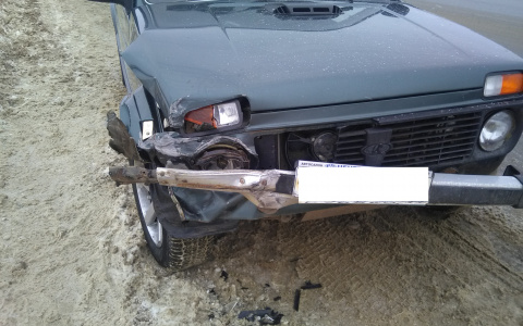 В Сыктывкаре женщина на «Ниве» отправила в сугроб «Шевроле» (фото)