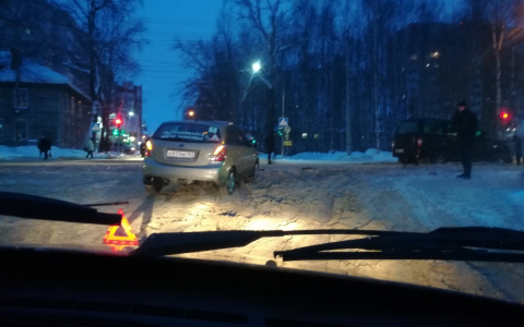 В Сыктывкаре женщина на «Ленд Крузере» столкнула «УАЗ» и «КИА»