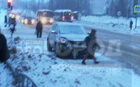 В Сыктывкаре внедорожник протаранил легковушку на перекрестке (фото)