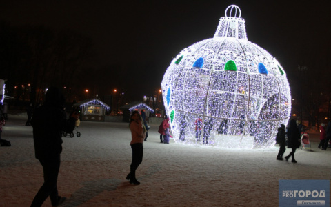В Сыктывкаре убрали одно из главных новогодних украшений города