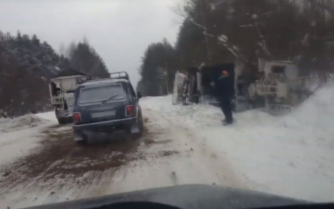 В Коми огромная снегоуборочная машина перевернулась в кювет, когда чистила дорогу (видео)