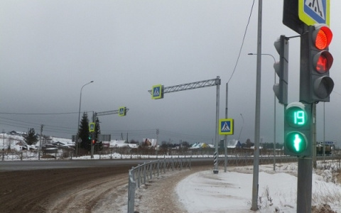 В Сыктывкаре автобус поехал на красный свет и сбил ребенка