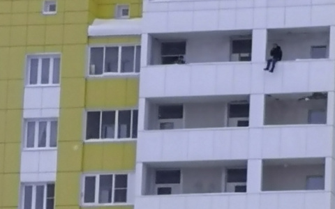В Сыктывкаре мужчина сидел на балконе 16-го этажа, свесив ноги вниз