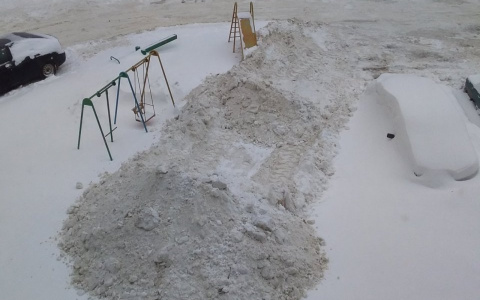 В Сыктывкаре после уборки двора снег свалили гигантской кучей на детскую площадку