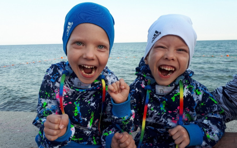 В Сыктывкаре двое близнецов учатся ходить вопреки тяжелому диагнозу