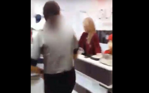 В сыктывкарском магазине директор избил женщину одеждой, а после вырвал из её рук телефон (видео)