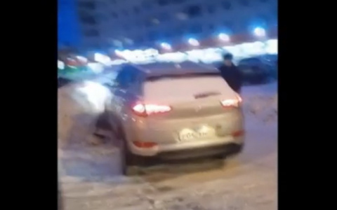 В Сыктывкаре «Хендэ» вылетел в сугроб у «кольца» (видео)