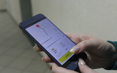 В Сыктывкаре таксист не подвез женщину, а показал ей средний палец