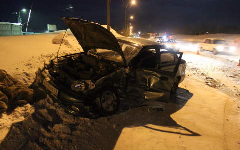 В Коми водитель «Шевроле» въехал в «Ленд Ровер» и сломал ключицу