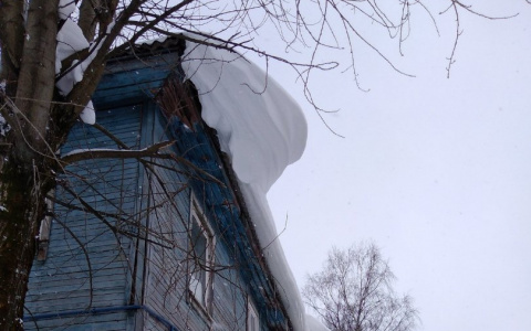 В Коми снежная глыба с крыши упала прямо на голову мужчине
