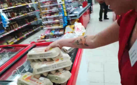 Директор сыктывкарского магазина напала на мужчину из-за яиц (видео)