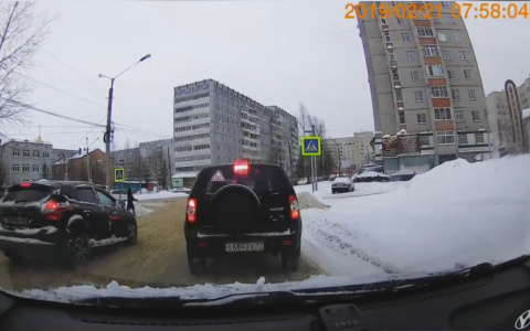 В Сыктывкаре водитель «Форда» внаглую выехал на «встречку» и едва не сбил пешехода (видео)