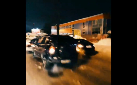 В Сыктывкаре две «легковушки» пытались выехать с обочины, но столкнулись с тремя внедорожниками