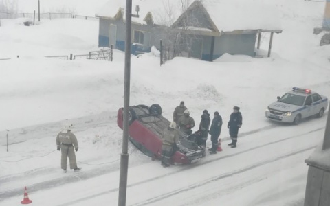 В Коми перевернутое авто перекрыло движение на дороге (фото)