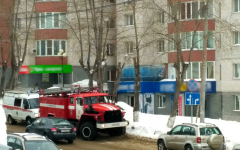 В Сыктывкаре из-за подозрительной сумки оцепили половину здания и банк