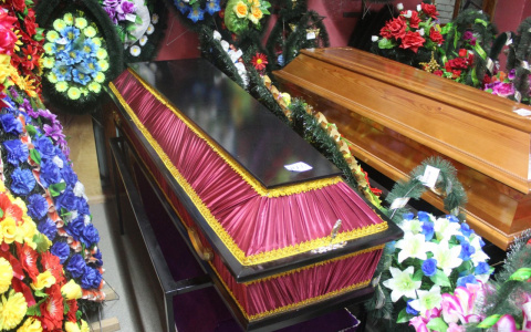 В салоне ритуальных услуг рассказали, сколько стоит похоронить человека в Сыктывкаре