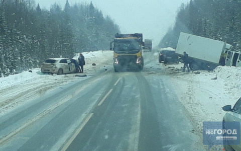 Появились подробности аварии в Коми, где столкнулись иномарка и грузовик