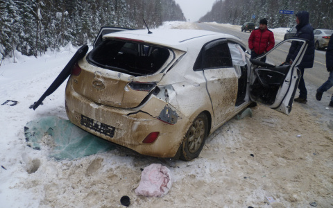 В ДТП с грузовиком и иномаркой на трассе в Коми пострадали два человека