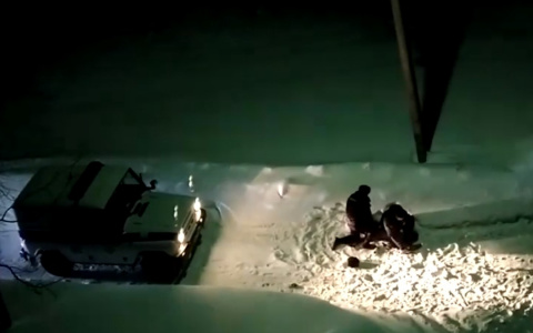 Появилось видео, как полицейские «крутят» буйного «каратиста» в Сыктывкаре