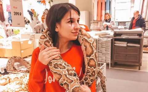 Улыбки и декоративные змеи на плечах: 10 фото привлекательных сыктывкарок из Instagram