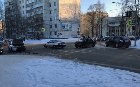 В Сыктывкаре «Дэу» влетела в «семерку», пострадал ребенок
