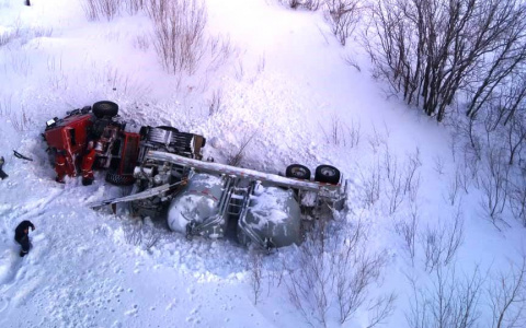 В Коми грузовик столкнулся с бензовозом и рухнул с моста (фото)