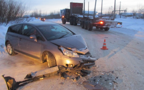 В Коми КамАЗ выехал на «встречку» и протаранил легковушку (фото)