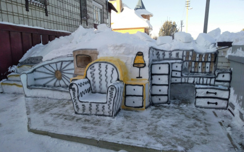 Сыктывкарец от скуки смастерил мебель из снега